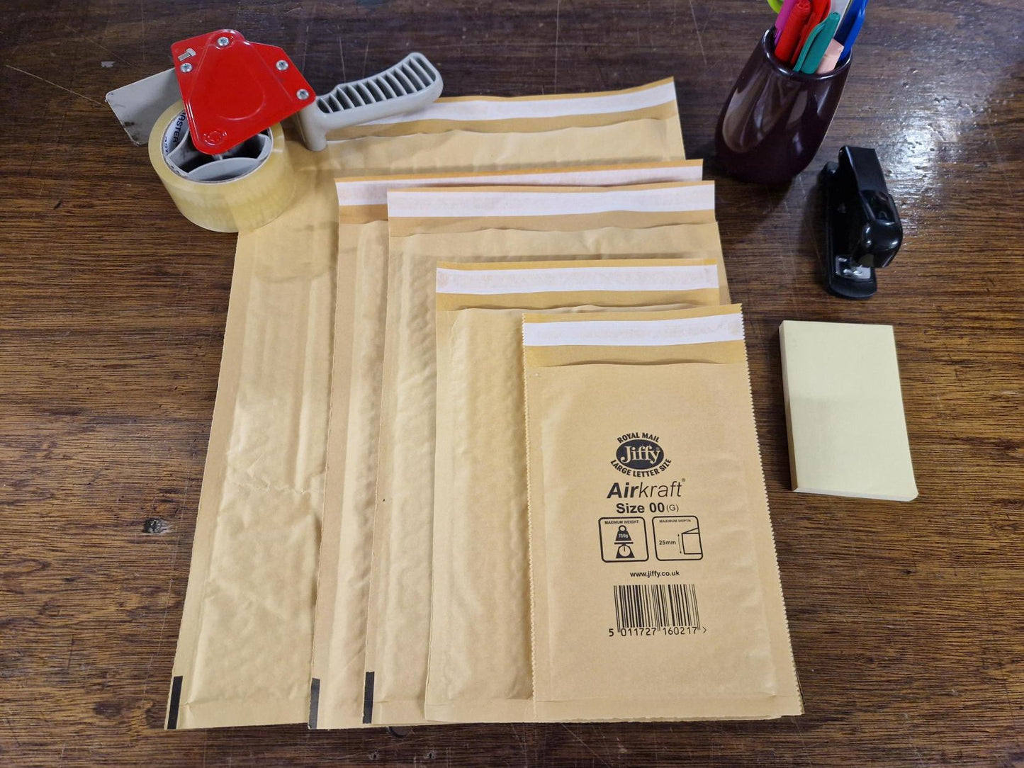 Assorted sizes of Jiffy envelopes: JL00, JL1, JL3, JL5, JL7. Each size comes in a pack of 5, all in gold colour.