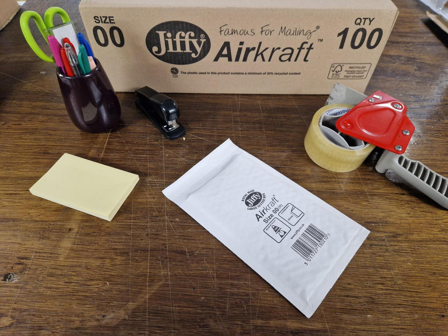 Box of white Jiffy Airkraft JL00 from Jiffy Envelopes