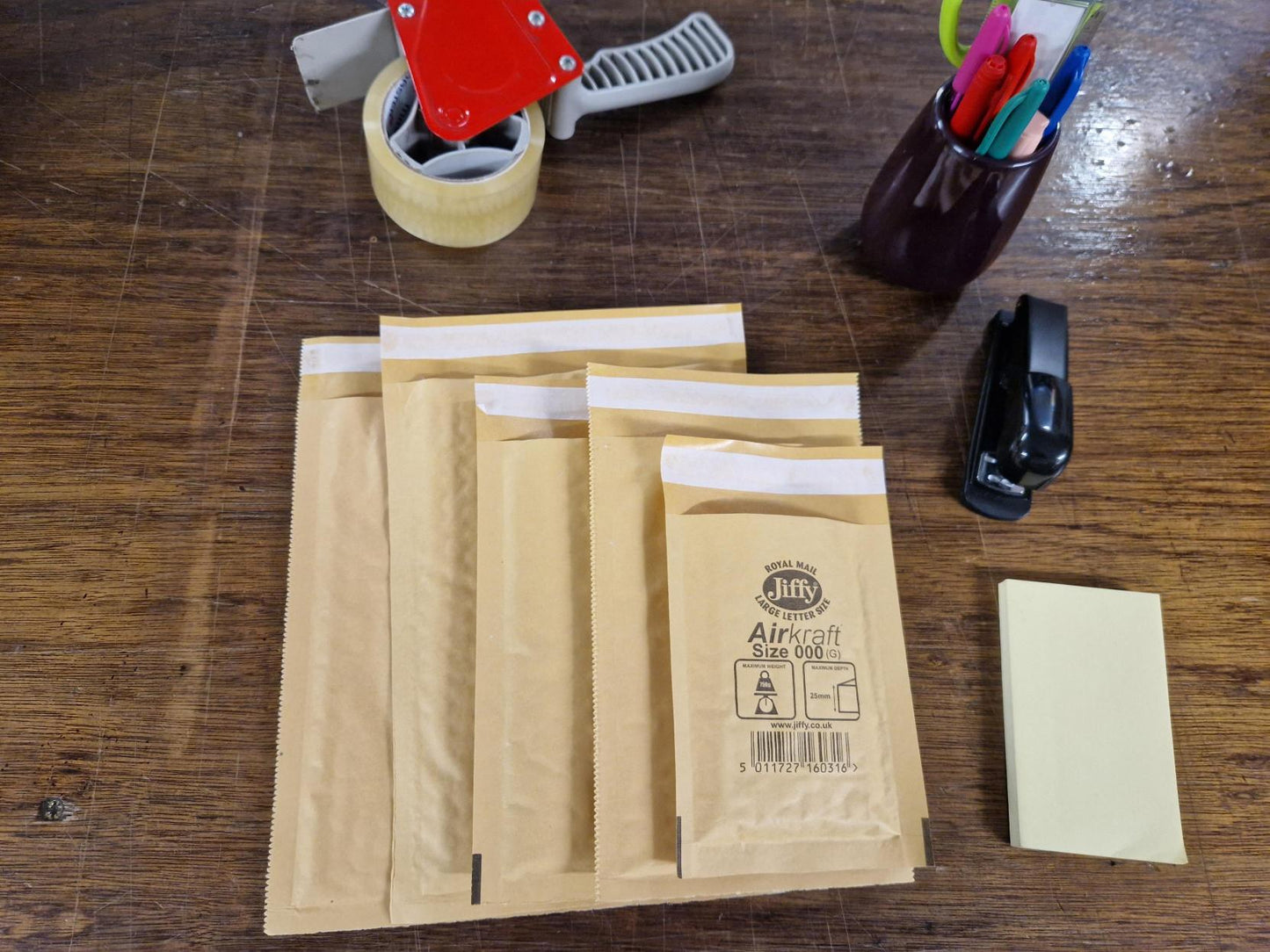 Assorted sizes of Jiffy envelopes: JL000, JL00, JL0, JL1, JL2. Each size comes in a pack of 5, all in gold colour.