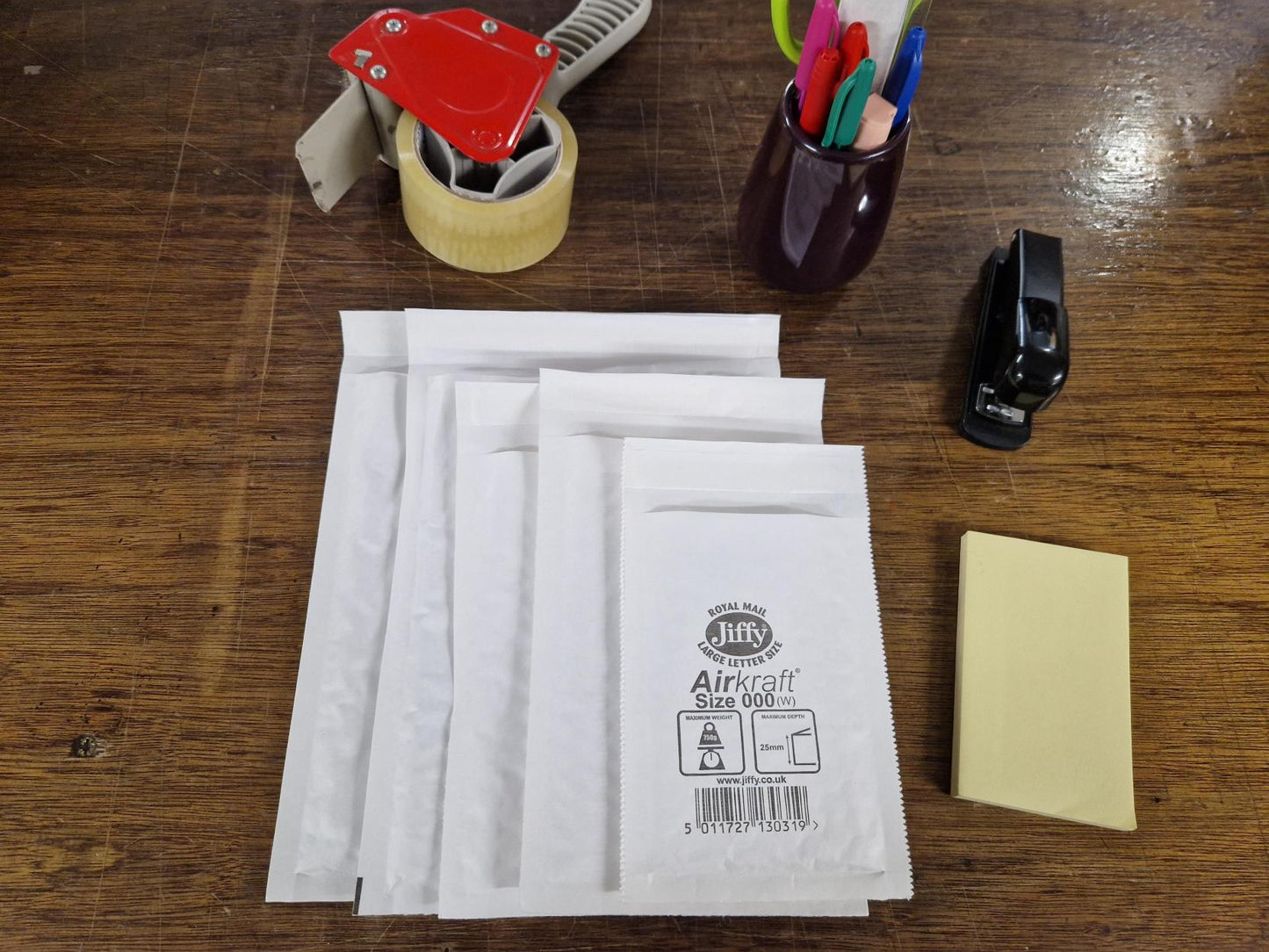 Assorted sizes of Jiffy envelopes: JL000, JL00, JL0, JL1, JL2. Each size comes in a pack of 5, all in gold colour.