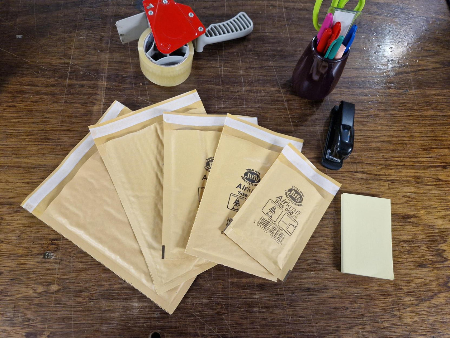 Assorted sizes of Jiffy envelopes: JL000, JL00, JL0, JL1 & JL2. Each size comes in a pack of 10, all in gold colour.