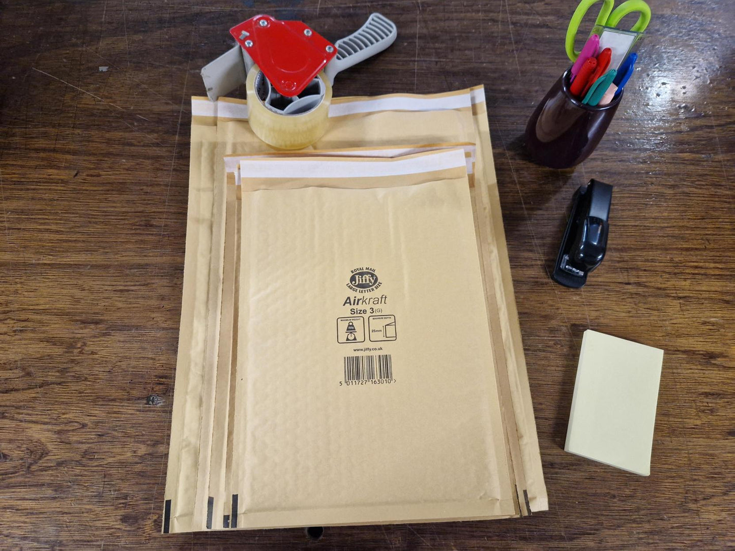 Assorted sizes of Jiffy envelopes: JL3, JL4, JL5, JL6 and JL7. Each size comes in a pack of 5, all in gold colour.